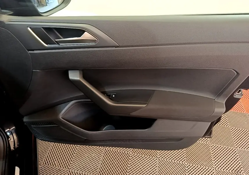 Vue latérale du panneau de porte intérieur noir du côté gauche du Volkswagen Taigo 1.5 TSI 150 DSG R-Line 2023.