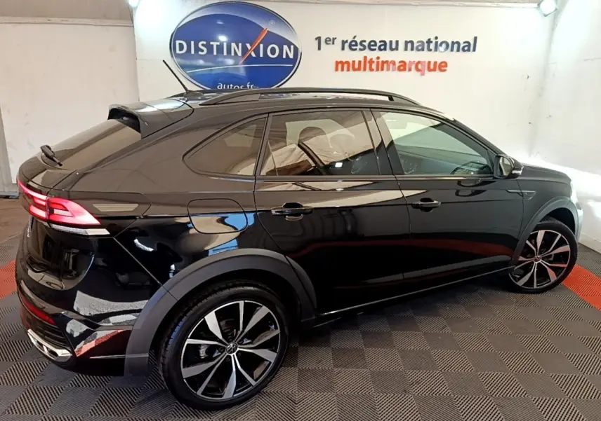 Vue 3/4 arrière droite du Volkswagen Taigo 1.5 TSI 150 DSG R-Line noir brillant avec jantes alliage distinctives.