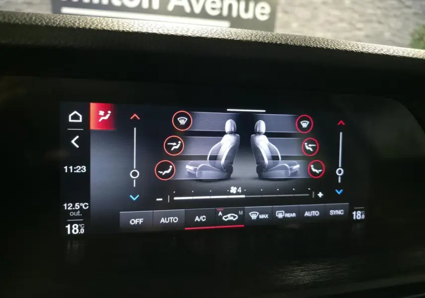Écran tactile de la climatisation bi-zone de l'Alfa Romeo Stelvio gris, affichant les réglages des sièges.