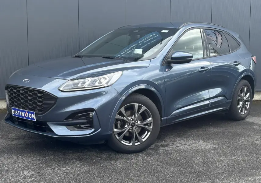 Ford Kuga 2.0 EcoBlue 120 BVA ST-Line X bleu azur en 3/4 avant droit avec jantes alliage et calandre noire.