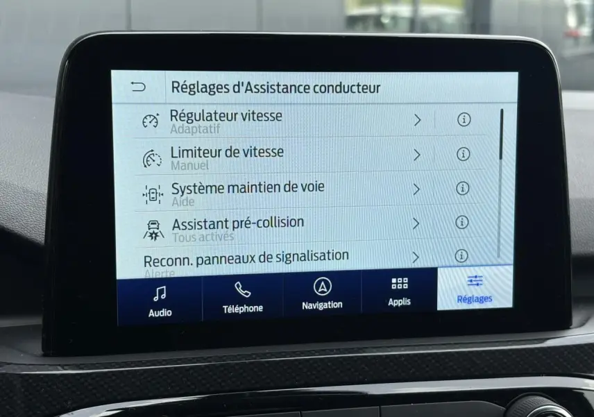 Écran tactile 8 pouces du Ford Kuga bleu azur, affichant les réglages d’assistance conducteur.