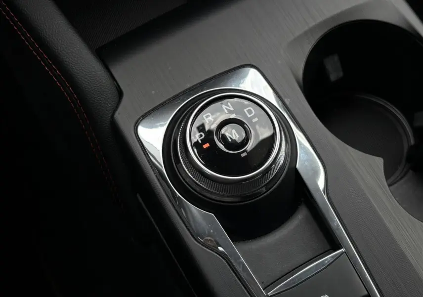 Sélecteur de vitesse rotatif noir et chrome dans la console centrale du Ford Kuga 2023, finition ST-Line X.
