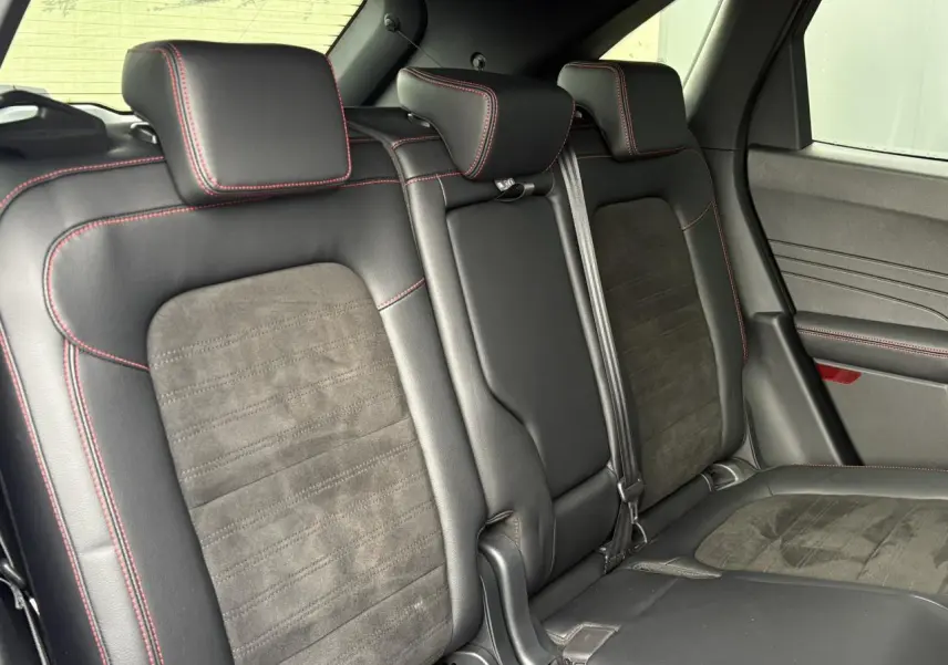 Vue latérale droite de la banquette arrière en cuir noir avec surpiqûres rouges du Ford Kuga 2023 ST-Line X.