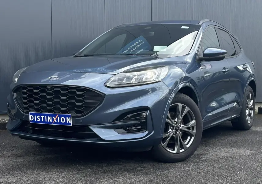 Ford Kuga bleu azur en 3/4 avant droit avec calandre noire et jantes alliage 18 pouces ST-Line.
