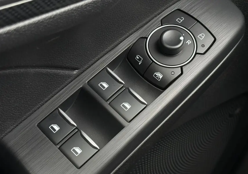 Gros plan sur les commandes de lève-vitres et rétroviseurs côté conducteur du Ford Kuga 2023, finition ST-Line.
