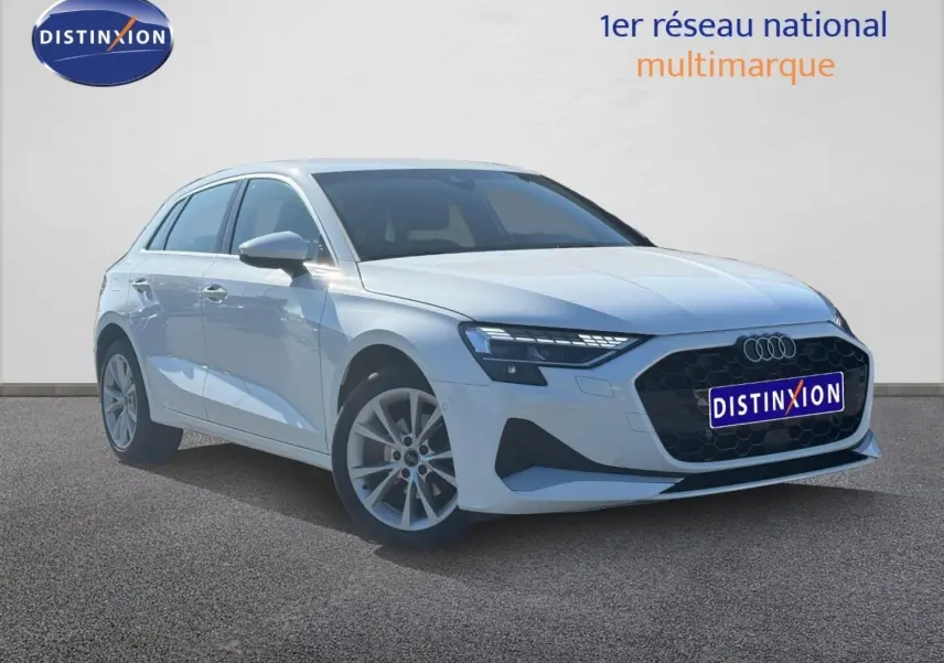 Audi A3 Sportback blanc Arkona vue 3/4 avant droit avec calandre noire et jantes alu.