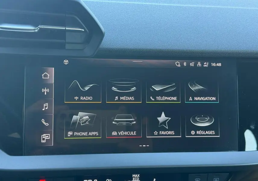 Écran tactile central de l'Audi A3 Sportback 2024 affichant le menu multimédia et navigation, intérieur noir.
