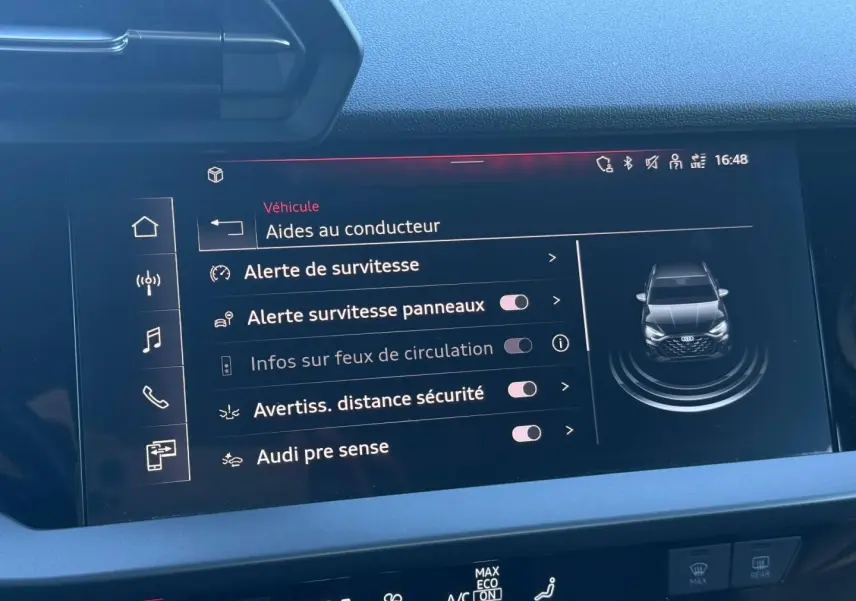 Écran tactile intérieur affichant les aides à la conduite de l'Audi A3 Sportback 2024 en vue frontale stylisée.