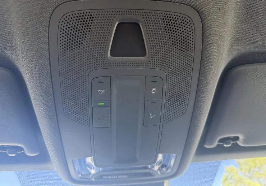Vue en contre-plongée du plafonnier gris avec commandes d’éclairage et bouton SOS de l’Audi A3 Sportback blanc Arkona 2024.