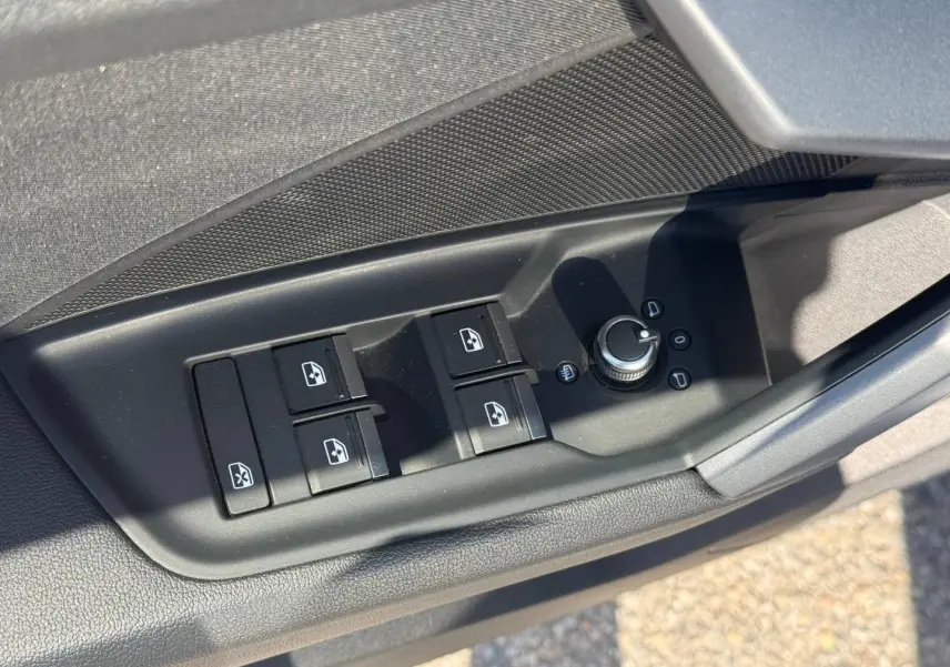Commande des vitres électriques et réglage des rétroviseurs côté conducteur de l'Audi A3 Sportback blanc Arkona 2024.