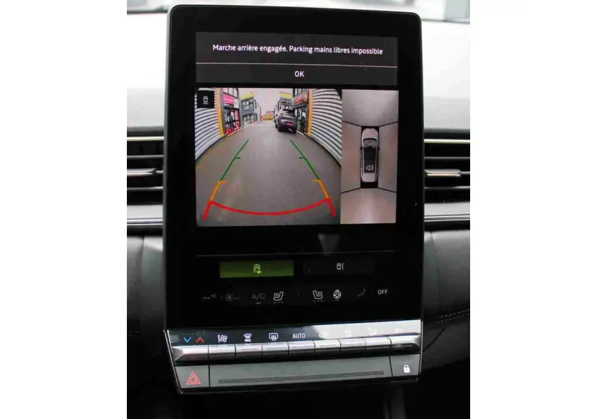 Écran central de la Renault Symbioz 2025 montrant la caméra de recul avec vue 360° et alertes de stationnement.