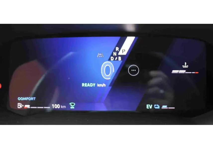 Tableau de bord numérique bleu du Renault Symbioz 2025 affichant vitesse, mode confort et autonomie hybride.