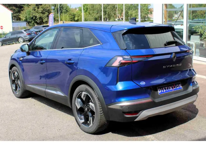 Vue 3/4 arrière droite du Renault SYMBIOZ bleu avec jantes alliage noires et vitres teintées.