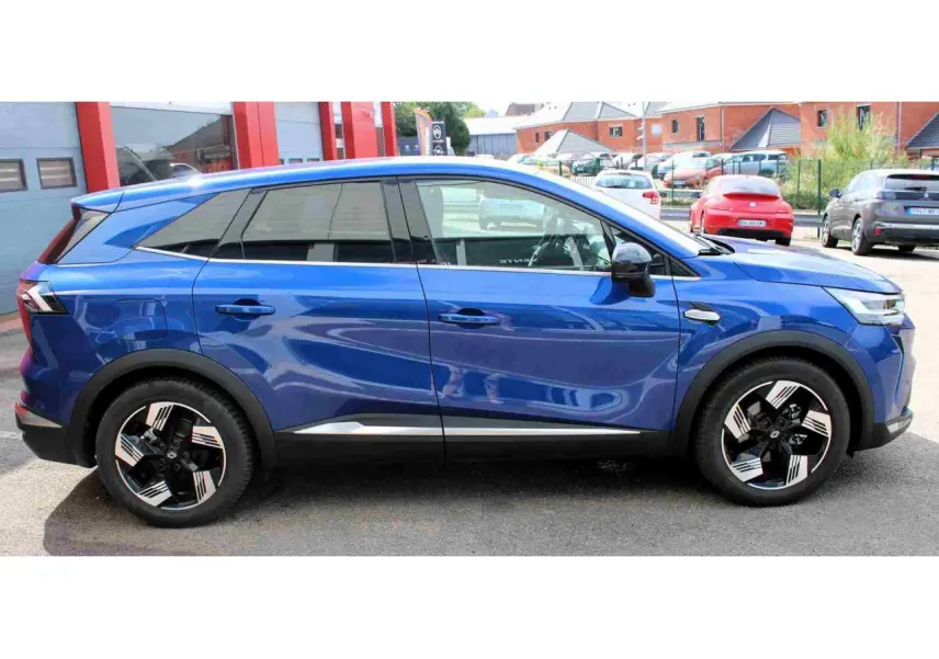 Profil droit du Renault Symbioz 2025 bleu Iron avec jantes alliage 19 pouces et montants noirs brillants.