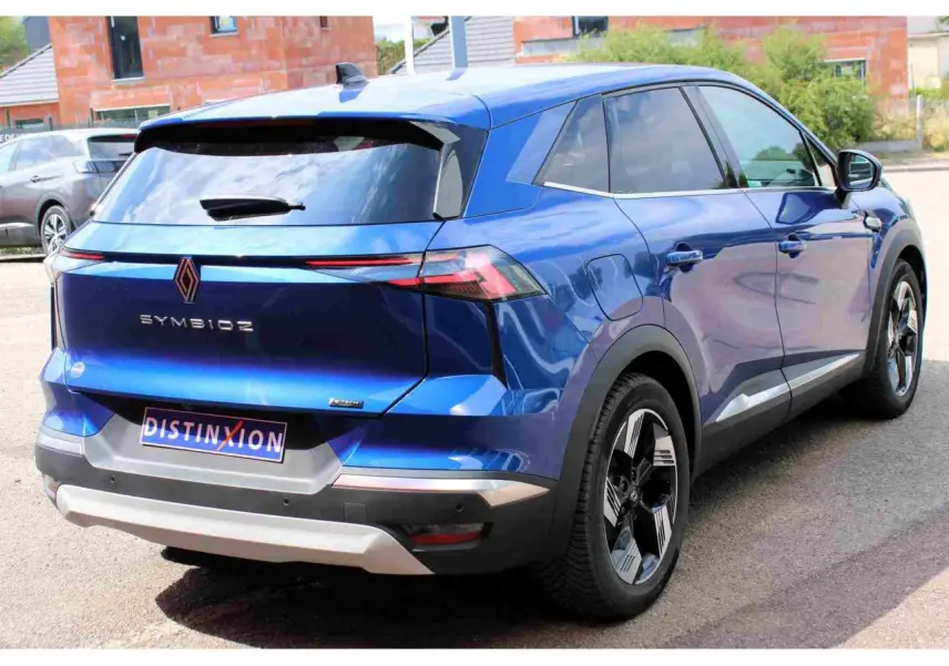 Vue 3/4 arrière droite du Renault SYMBIOZ bleu avec jantes alliage et feux arrière LED fins.