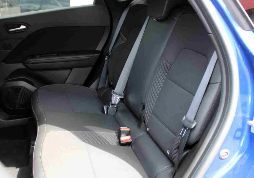 Vue intérieure sur la banquette arrière noire du Renault Symbioz bleu, avec ceintures de sécurité et porte côté droit ouvert.