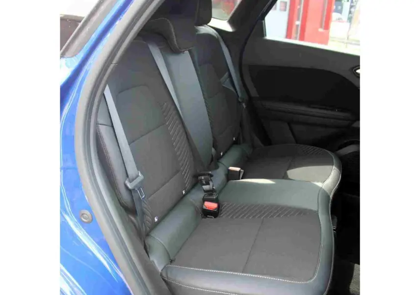 Vue intérieure côté gauche sur la banquette arrière noire du Renault Symbioz 2025 en bleu Iron.