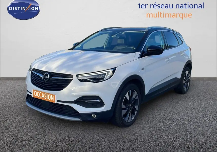 Opel Grandland X blanc toit noir en 3/4 avant droit, mettant en valeur ses lignes modernes et ses jantes foncées.