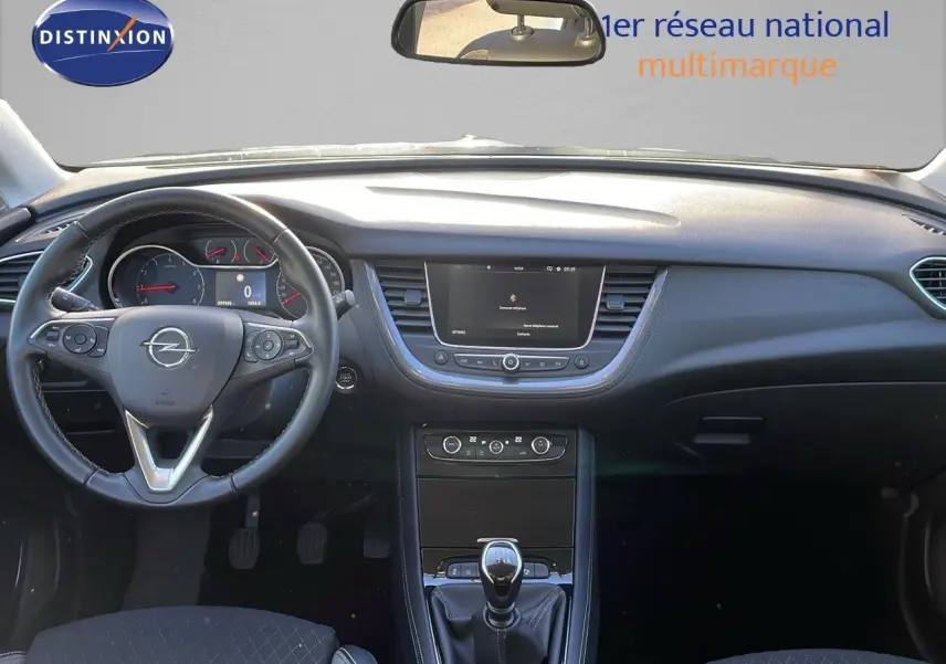 Intérieur noir de l'Opel Grandland X 1.5 HDI 130ch Elite 2020 vu de face, avec tableau de bord et levier de vitesse manuel.