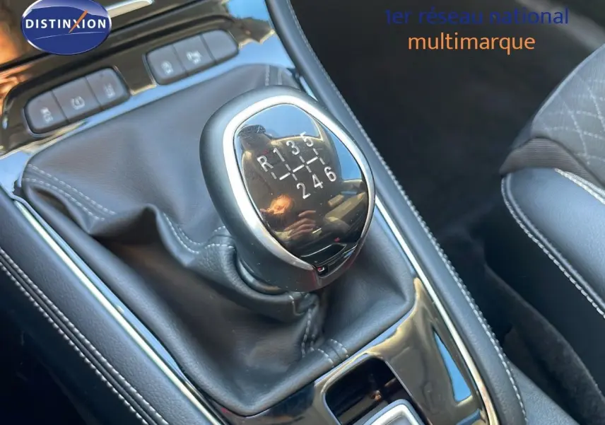 Le levier de vitesse manuel 6 rapports de l'Opel Grandland X 2020, avec sellerie cuir noire visible en partie.