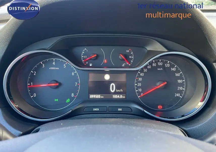Vue rapprochée du tableau de bord de l'Opel Grandland X 1.5 HDI 130CH Elite, affichant les compteurs et l'odomètre.