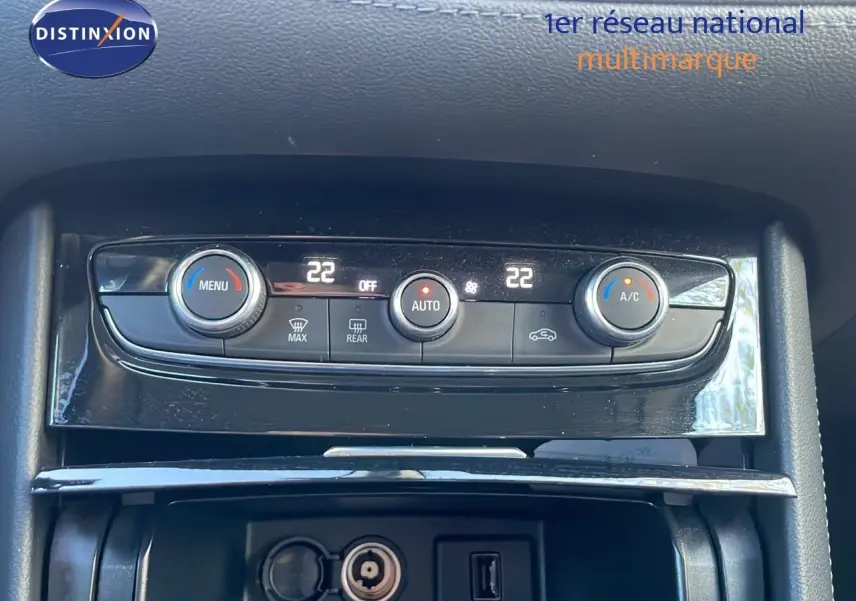 Panneau de commande de climatisation automatique avec réglages à 22°C sur Opel Grandland X blanc toit noir, vue intérieure rapprochée.