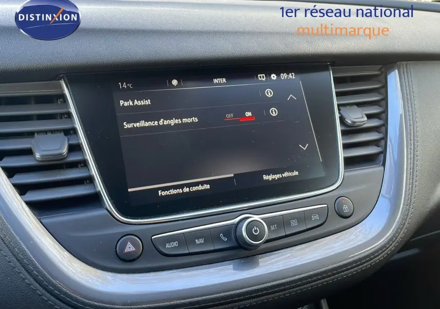 Écran tactile central de l’Opel Grandland X 2020 affichant les réglages d’assistance au stationnement et angle mort.