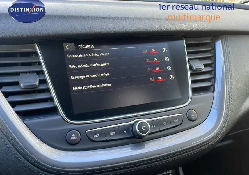 Écran tactile central du tableau de bord de l'Opel Grandland X 2020 affichant les réglages de sécurité.