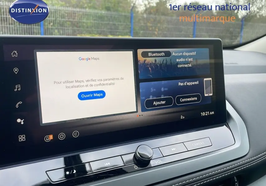 Vue rapprochée de l'écran tactile central du Nissan Qashqai noir perle métal, affichant Google Maps et options Bluetooth.