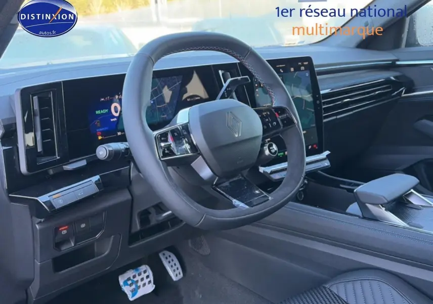 Intérieur du Renault Austral 2025, vue du poste de conduite avec volant multifonction et écran tactile vertical.