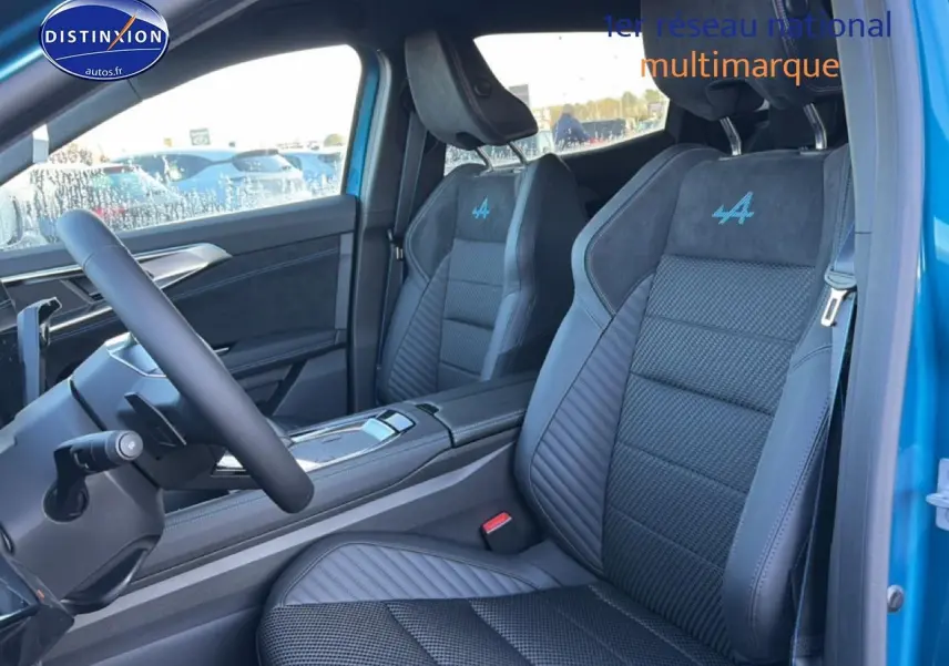 Vue intérieure côté conducteur du Renault Austral bleu outremer, sièges sport avec logo Alpine brodé en bleu.