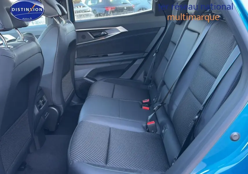 Vue intérieure côté droit des sièges arrière en cuir noir du Renault Austral bleu outremer 2025 esprit alpine.