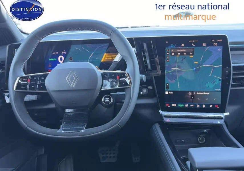 Vue intérieure centrée sur le volant et l'écran tactile vertical du Renault Austral 2025, finition Esprit Alpine.