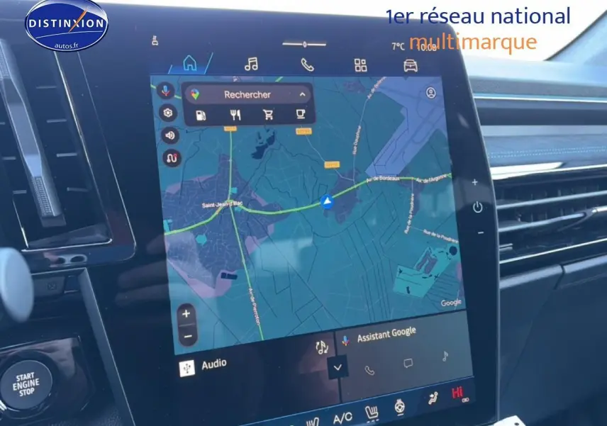 Vue rapprochée de l’écran tactile central du Renault Austral 2025 bleu outremer affichant la navigation GPS.