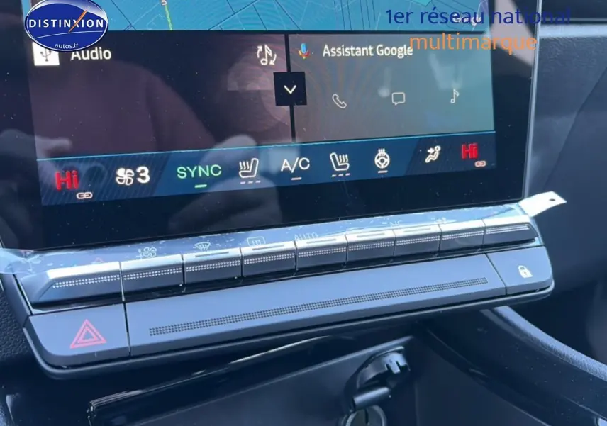 Vue rapprochée de la console centrale tactile du Renault Austral bleu outremer, affichant les commandes climatisation et multimédia.