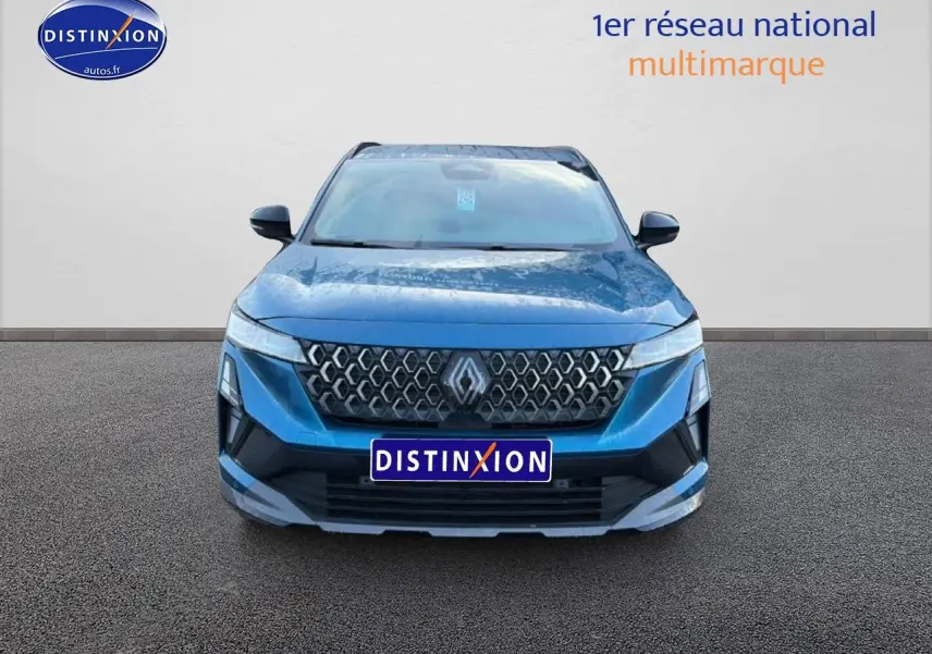 Vue frontale d'un Renault Austral bleu outremer avec calandre distinctive et logo Renault centré.