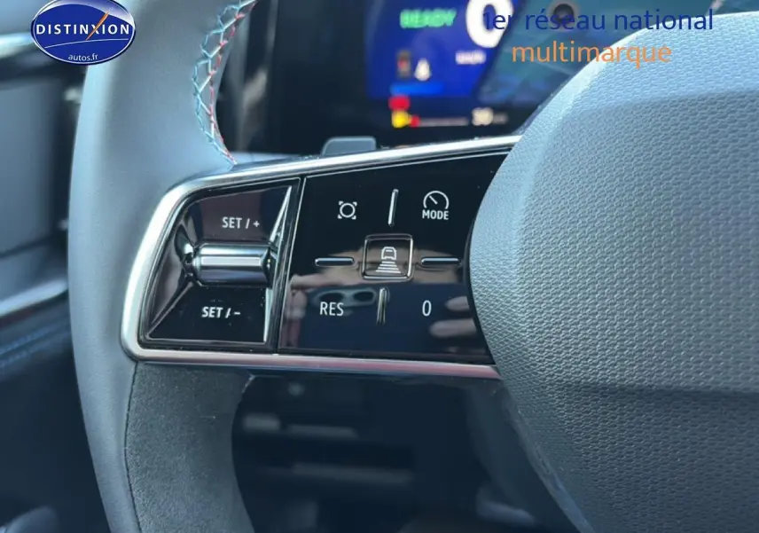 Gros plan sur les commandes au volant du Renault Austral 2025, finition Esprit Alpine, avec surpiqûres bleues visibles.