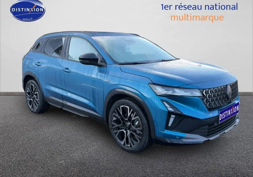 Renault Austral 2025 bleu outremer en 3/4 avant droit avec jantes alu et calandre noire distinctive.