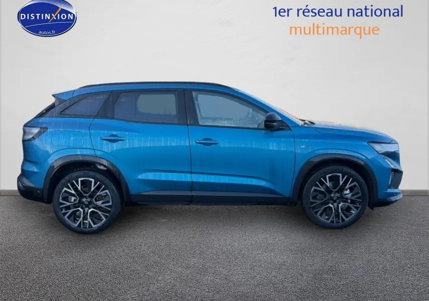 Profil droit du Renault Austral 1.2 e-tech hybride bleu outremer avec jantes alu et toit noir contrasté.
