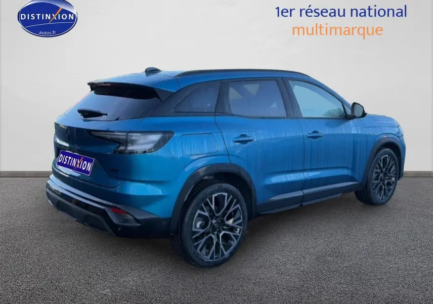 Vue 3/4 arrière droite d'un Renault Austral bleu outremer avec jantes alu et feux arrière LED fumés.