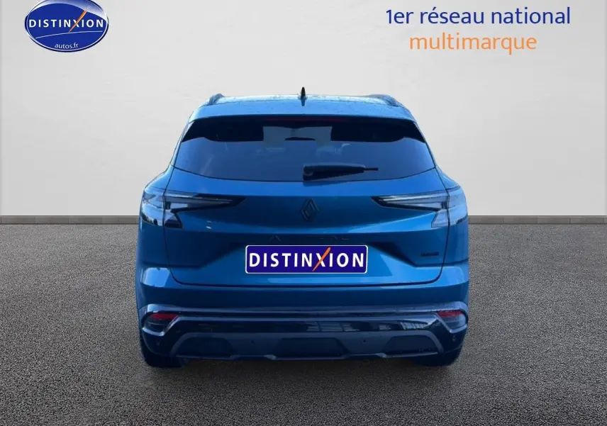Vue arrière du Renault Austral bleu outremer avec feux LED et becquet arrière distinctif.