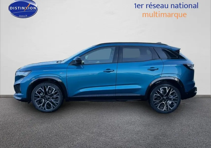 Renault Austral bleu outremer en profil côté gauche, avec jantes alu et toit noir contrasté visible.