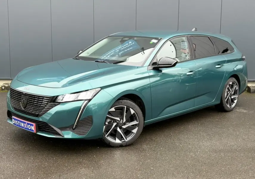 Peugeot 308 SW Hybrid bleu cuivre vue 3/4 avant droit avec jantes alliage et vitres surteintées.