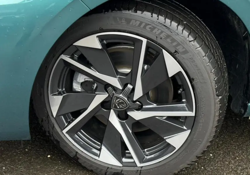 Gros plan sur la jante alliage 17'' Halong diamantée noire et argentée du Peugeot 308 SW Bleu Cuivre.