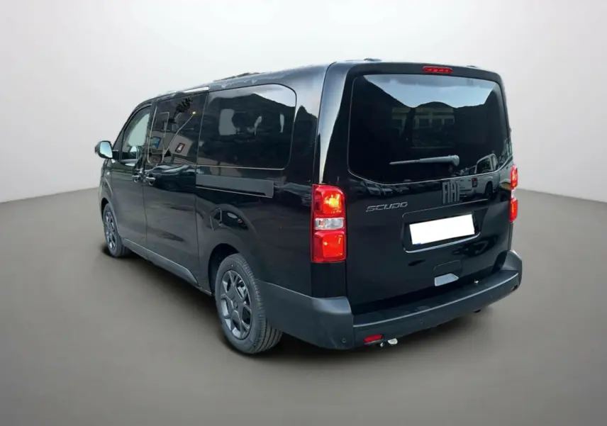Vue 3/4 arrière droite d’un FIAT Scudo Fourgon noir avec vitres surteintées et attelage visible.