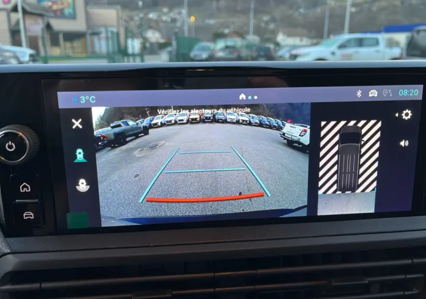 Écran de caméra de recul du Fiat Scudo Fourgon noir, vue arrière avec lignes de guidage et affichage 360° du véhicule.