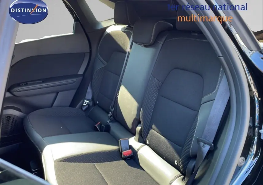 Vue intérieure sur la banquette arrière noire étoile métal de la Renault Symbioz 2025, avec ceinture de sécurité visible.