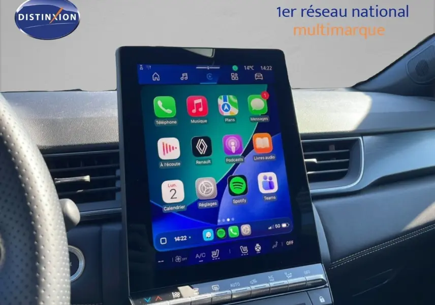 Vue intérieure centrée sur l'écran tactile vertical du tableau de bord du Renault Symbioz 2025, finition noire.