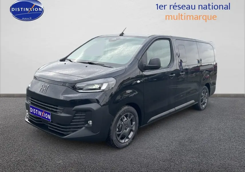 Fiat Scudo Combi noir vu en 3/4 avant droit, avec porte latérale coulissante et jantes spécifiques.