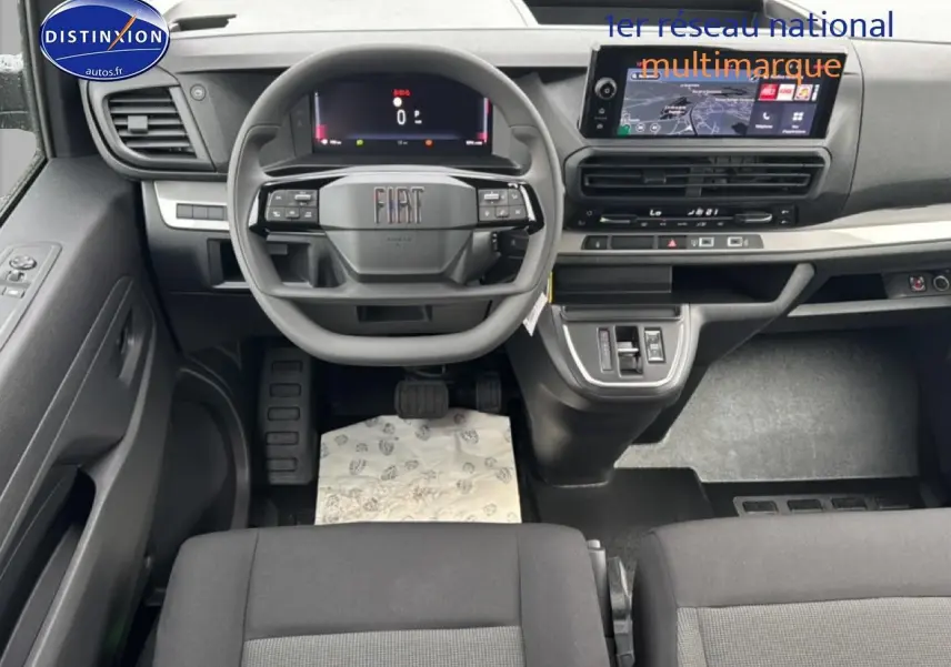 Vue intérieure avant du Fiat Scudo Combi noir 2026, tableau de bord moderne avec écran tactile et volant multifonctions.